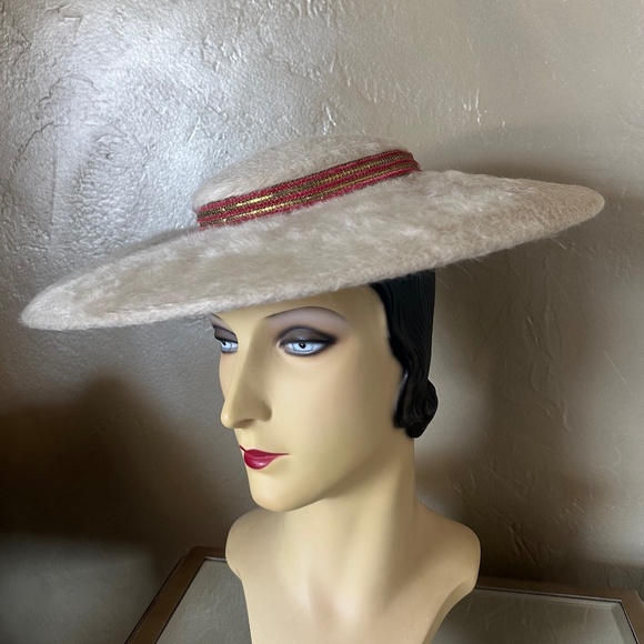 SUPERB 1950\'s IVORY FURRY FELT CART WHEEL HAT + RED/GOLD BAND main image 5